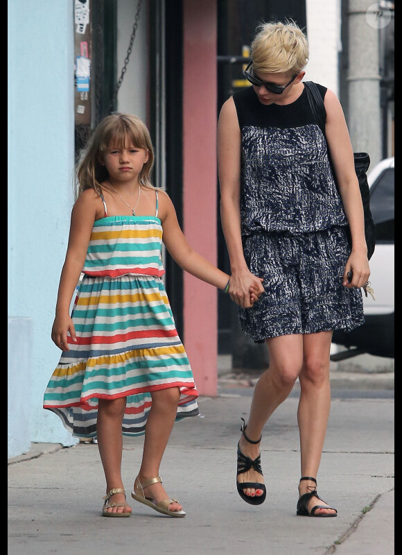 Michelle Williams et sa fille Matilda font du shopping à Los Angeles, le 16 août 2012