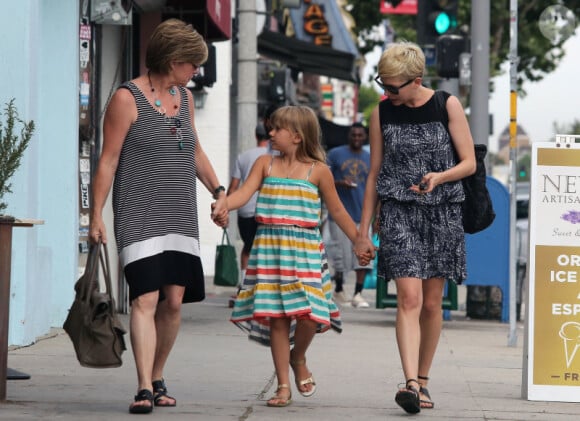 Michelle Williams, sa maman et sa fille Matilda font du shopping à Los Angeles, le 16 août 2012 - Matilda tient la main de sa maman et de sa grand-mère