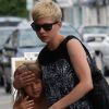 L'actrice Michelle Williams et sa fille Matilda font du shopping à Los Angeles, le 16 août 2012
