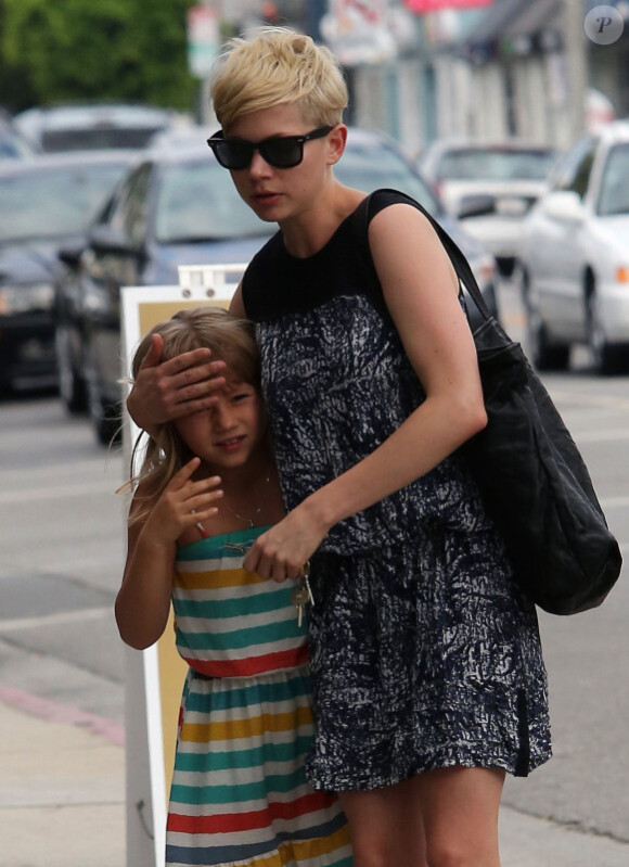 L'actrice Michelle Williams et sa fille Matilda font du shopping à Los Angeles, le 16 août 2012