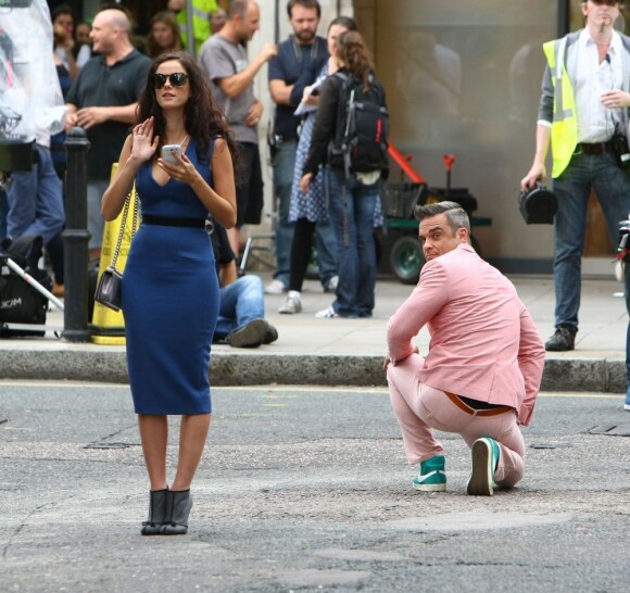 Robbie Williams sur le tournage de son nouveau clip le 16 août 2012 à Londres