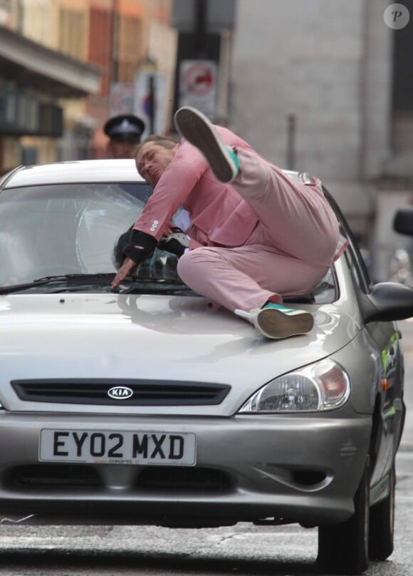 Robbie Williams sur le tournage de son nouveau clip le 16 août 2012 à Londres