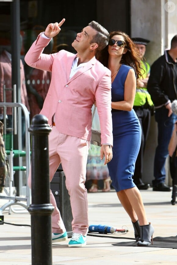 Robbie Williams avec Kaya Scodelario sur le tournage de son nouveau clip le 16 août 2012 à Londres