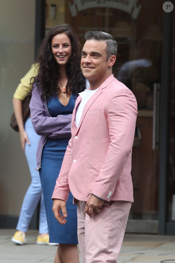 Robbie Williams avec Kaya Scodelario sur le tournage de son nouveau clip le 16 août 2012 à Londres