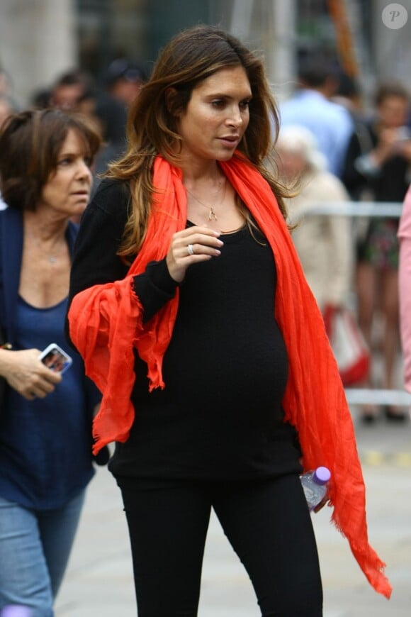 Ayda Field au premier jour du tournage du nouveau clip de son mari Robbie Williams, le 16 août 2012 à Londres, enceinte de huit mois de leur premier enfant.