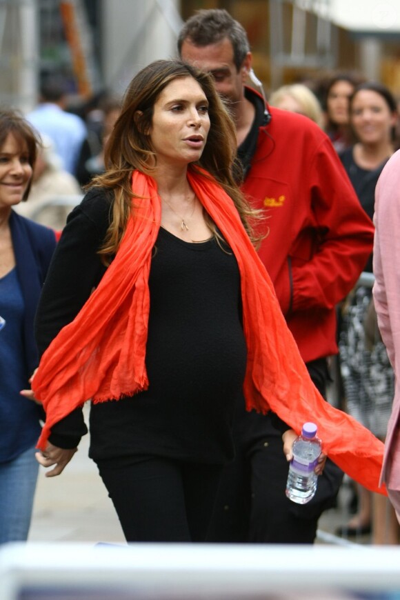 Ayda Field sur le tournage du nouveau clip de son mari Robbie Williams, le 16 août 2012 à Londres, enceinte de huit mois de leur premier enfant.