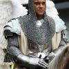 Robbie Williams chevaleresque sur le tournage de son nouveau clip le 17 août 2012 à Londres