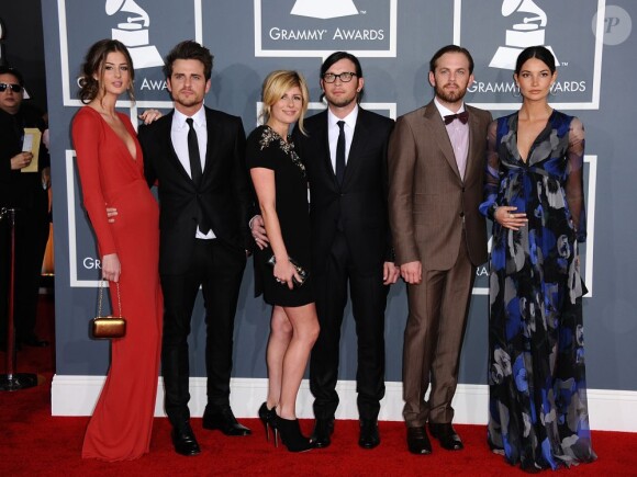 Les Kings of Leon et leurs compagnes en février 2012 lors de la cérémonie des Grammy Awards