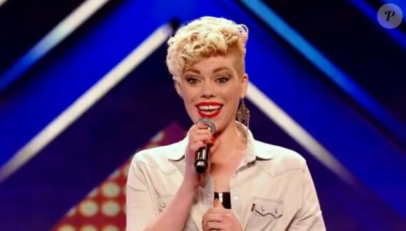 Zoe Alexander avant de s'en prendre au jury dans le premier épisode de la saison 9 de X Factor, le 18 août sur la chaîne anglaise ITV.