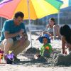 Sur le tournage de la saison 7 de Dexter avec son fils de fiction Harrison. À Long Beach, Californie, le 20 août 2012.