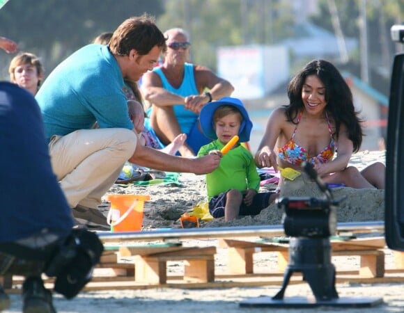 Michael C. Hall sur le tournage de Dexter avec son fils de fiction Harrison. À Long Beach, Californie, le 20 août 2012.