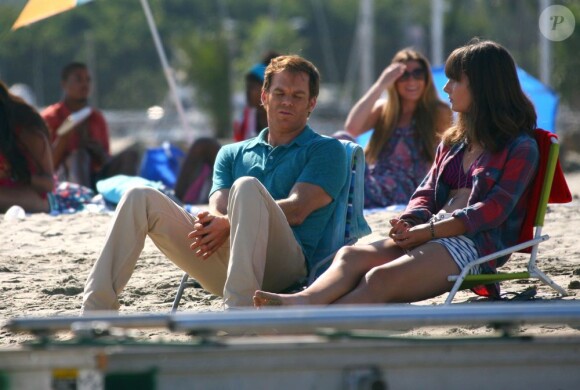 La jeune actrice Christina Robinson et son beau-père de fiction Michael C. Hall sur le tournage de la saison 7 de Dexter à Long Beach, Californie, le 20 août 2012.