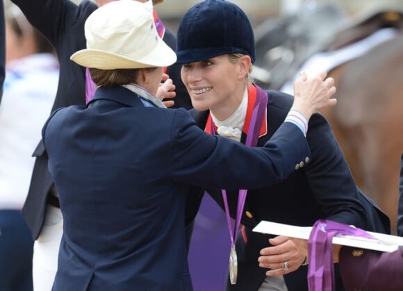 Zara Phillips médaillée d'argent aux JO de Londres le 31 juillet 2012. C'est sa mère la princesse Anne qui l'a décorée.