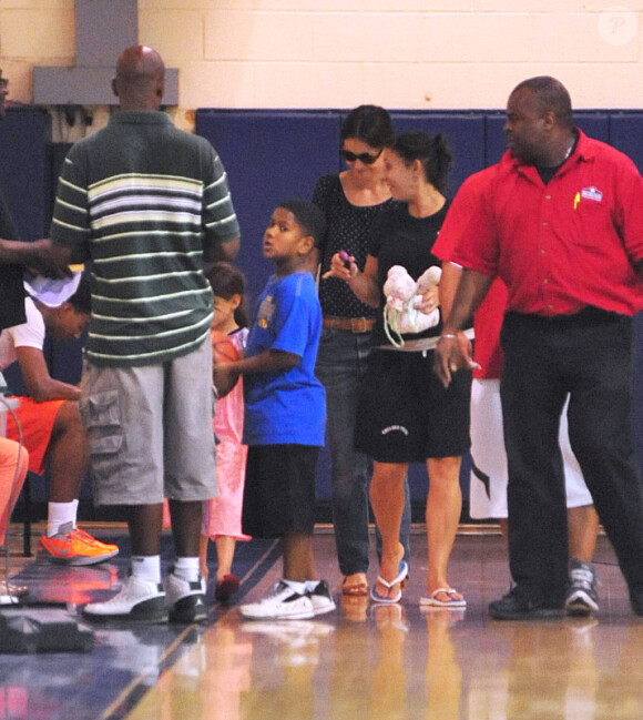 Katie Holmes et Suri Cruise à Chelsea Piers assistent à un match de basket à New York, le 21 août 2012