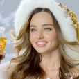 Miranda Kerr dans la nouvelle publicité Lipton au Japon pousse la chansonnette habillée en mère Noël