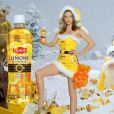 Miranda Kerr déguisée en mère Noël pour les besoins d'une publicité Lipton. Capture d'écran.