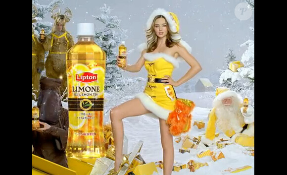 Miranda Kerr déguisée en mère Noël pour les besoins d'une publicité Lipton. Capture d'écran.