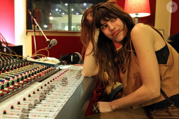 Lou Doillon en studio à Paris pour l'enregistrement de Places, son premier album, le 13 avril 2012.
