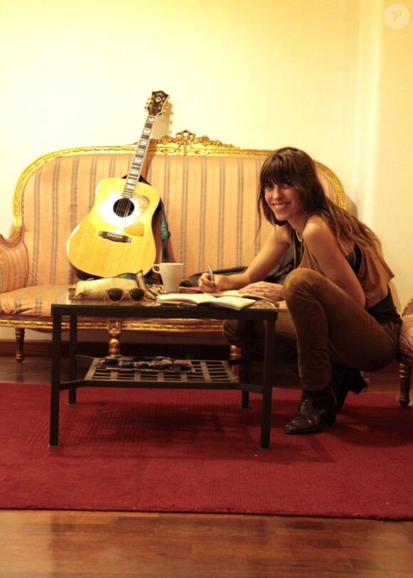 Lou Doillon en studio à Paris pour l'enregistrement de Places, son premier album, le 13 avril 2012.