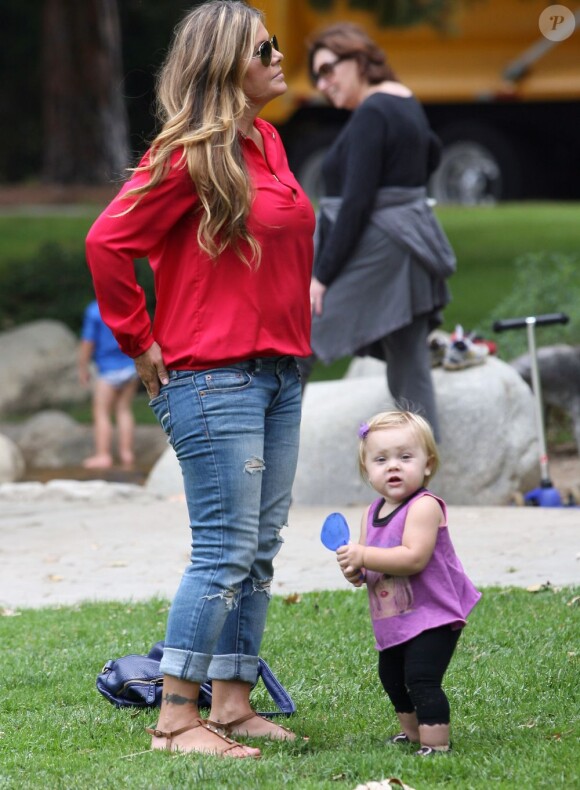 Nicole Eggert et sa fille Keegan dans un parc de Beverly Hills, le 23 août 2012.