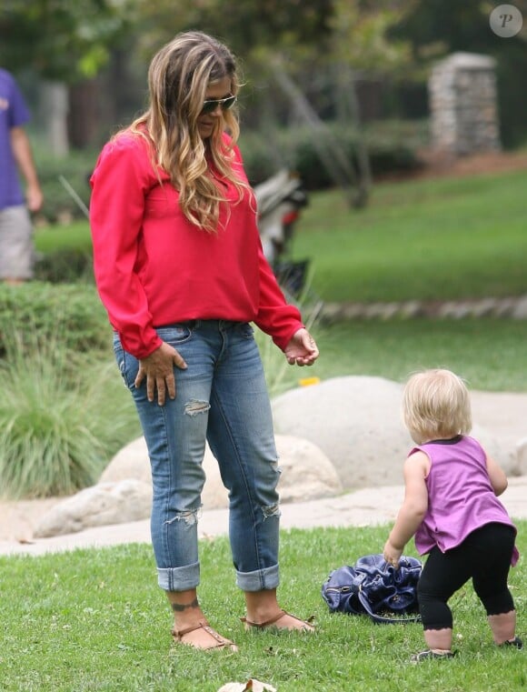 Nicole Eggert et sa fille dans un parc de Beverly Hills, le 23 août 2012.