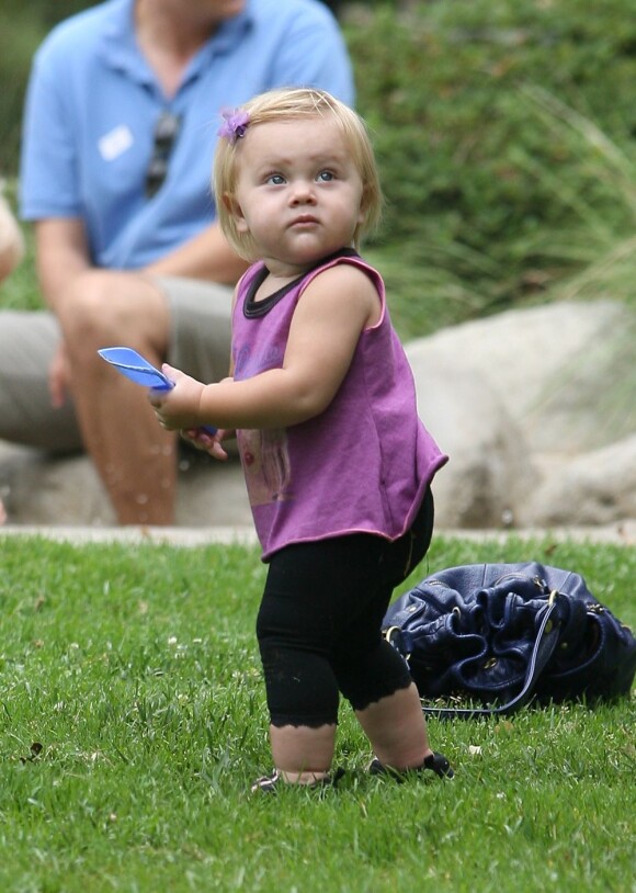 La petite Keegan dans un parc de Beverly Hills, le 23 août 2012.