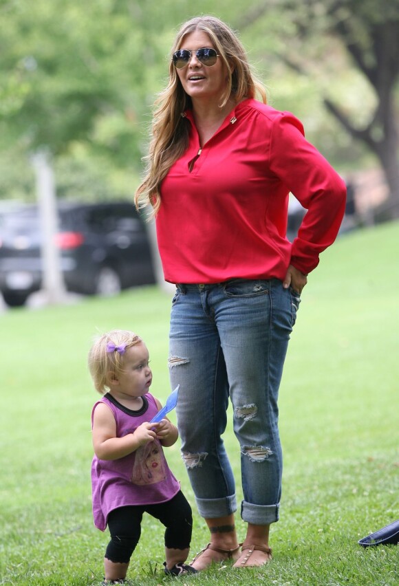 Nicole Eggert et sa fille Keegan dans un parc de Beverly Hills, le 23 août 2012.