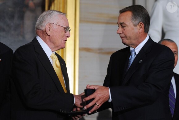 Neil Armstrong en novembre 2011, récompensé par John Boehner