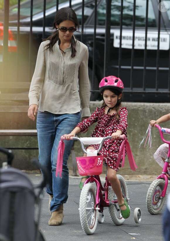 Katie Holmes a choisi d'initier Suri aux joies du vélo à New York ! La mère et la fille se sont retrouvées dans un parc de West Village le 25 août 2012
