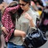 Katie Holmes et sa fille Suri visiblement très timide ou d'humeur ronchon sont allées dans un parc à West Village pour se dépenser un peu. Le 25 août 2012