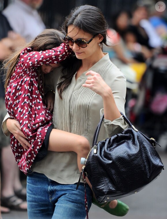 Katie Holmes et sa fille Suri visiblement très timide ou d'humeur ronchon sont allées dans un parc à West Village pour se dépenser un peu. Le 25 août 2012