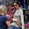 Katie Holmes et sa fille Suri, toujours aussi complices, sont allées dans un parc à West Village pour se dépenser un peu. Le 25 août 2012