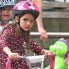 Katie Holmes et sa fille Suri sont allées dans un parc à West Village pour se dépenser un peu. Le 25 août 2012. La fillette s'est amusée sur son vélo rose !