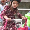 Katie Holmes et sa fille Suri sont allées dans un parc à West Village pour se dépenser un peu. Le 25 août 2012. La fillette s'est amusée sur son vélo rose !