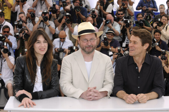 Charlotte Gainsbourg, Lars von Trier et Willem Dafoe en 2009 à Cannes. Ils se retrouveront pour The Nymphomaniac.