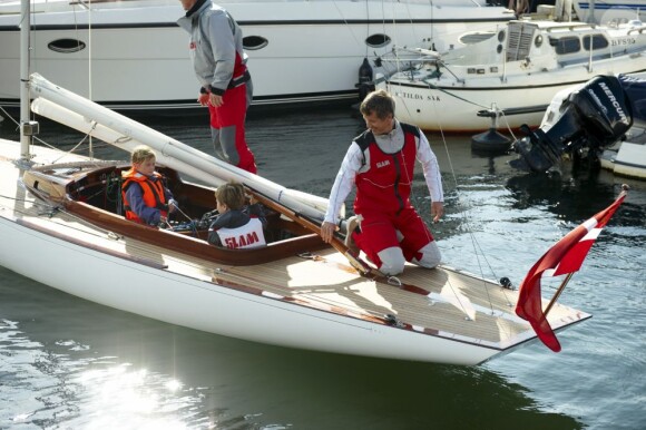 Le prince Frederik de Danemark a fait une sortie en mer avec ses enfants le prince Christian et la princesse Isabella, à Bastad le 25 août 2012, en marge de sa participation aux Nordic Sailing Masters, qu'il disputait en classe Dragon.