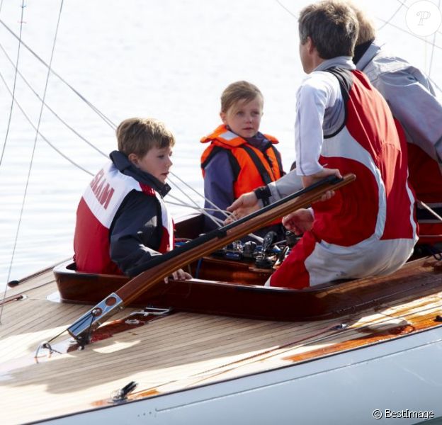 Le prince Frederik de Danemark a fait une sortie en mer avec ses enfants le prince Christian et la princesse Isabella, à Bastad le 25 août 2012, en marge de sa participation aux Nordic Sailing Masters, qu'il disputait en classe Dragon.
