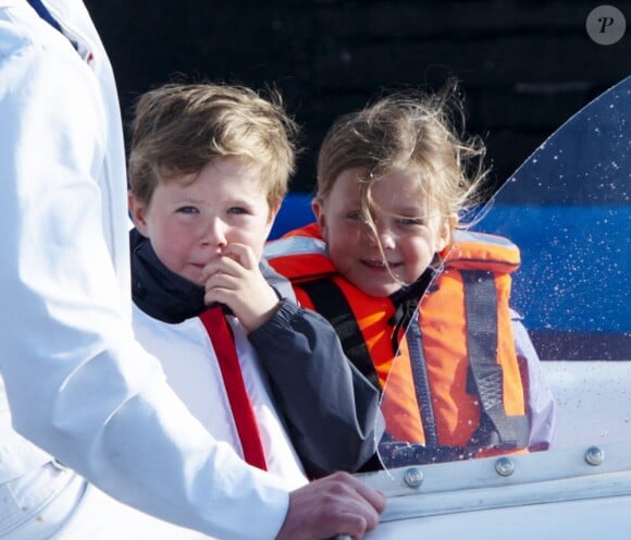 Le prince Christian et la princesse Isabella ont une fois de plus partagé la passion pour la voile de leur papa le prince Frederik, à Bastad le 25 août 2012, en marge de sa participation aux Nordic Sailing Masters, qu'il disputait en classe Dragon.