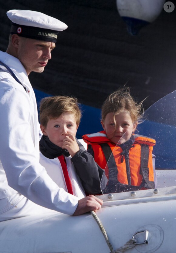 Le prince Frederik de Danemark a fait une sortie en mer avec ses enfants le prince Christian et la princesse Isabella, à Bastad le 25 août 2012, en marge de sa participation aux Nordic Sailing Masters, qu'il disputait en classe Dragon.