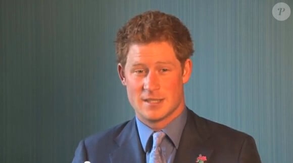 Image du prince Harry prononçant en août 2012 un message enregistré en vidéo pour les Jeux paralympiques de Londres.