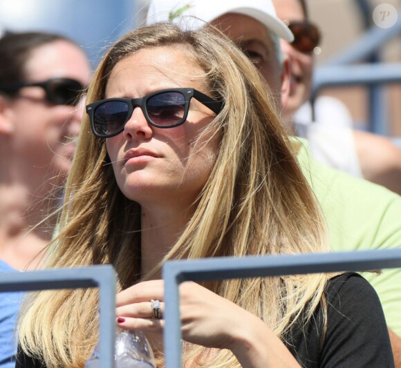 Brooklyn Decker sous le soleil au premier match de son mari Andy Roddick lors du premier tour de l'US Open au Billie Jean National Tennis Center de Flushing Meadows à New York le 28 août 2012