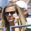 Brooklyn Decker spectatrice attentive du premier match de son mari Andy Roddick lors du premier tour de l'US Open au Billie Jean National Tennis Center de Flushing Meadows à New York le 28 août 2012