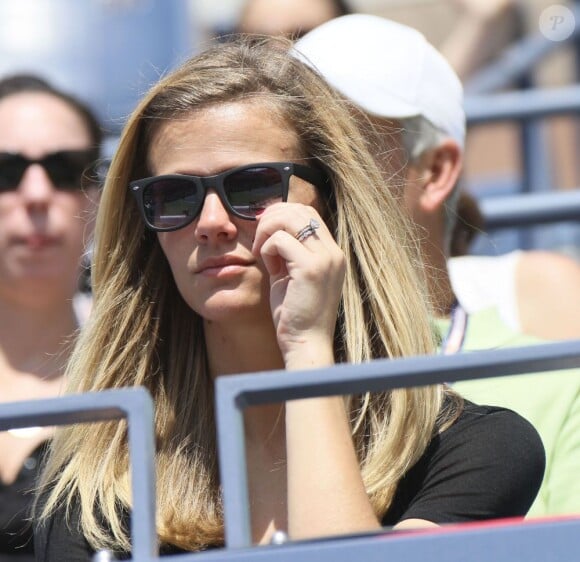 Brooklyn Decker spectatrice attentive du premier match de son mari Andy Roddick lors du premier tour de l'US Open au Billie Jean National Tennis Center de Flushing Meadows à New York le 28 août 2012