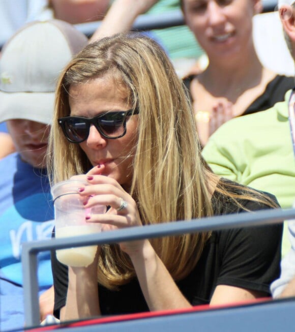 Brooklyn Decker détendue lors du premier match de son mari Andy Roddick lors du premier tour de l'US Open au Billie Jean National Tennis Center de Flushing Meadows à New York le 28 août 2012