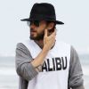 Jared Leto n'a pas l'air très malin lors de sa promenade sur une plage à Miami, chaudement habillé en plein été. Le 4 juillet 2012.