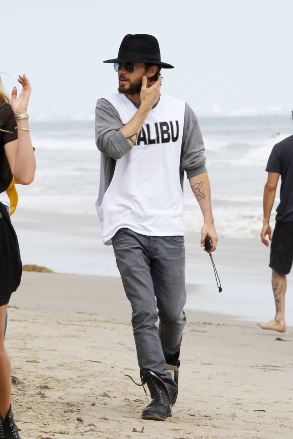 Jared Leto n'a pas l'air très malin lors de sa promenade sur une plage à Miami, chaudement habillé en plein été. Le 4 juillet 2012.