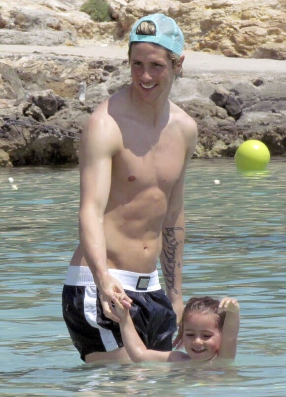 Le footballeur espagnol et récent champion d'Europe Fernando Torres, papa heureux en vacances à Ibiza. Le 31 mai 2012.