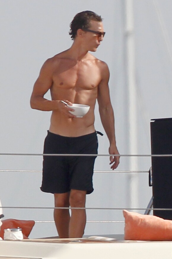 Matthew McConaughey profite de ses vacances à Ibiza sur le bateau "Le Cirque Du Soleil". Le 10 août 2012.