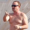 Bono, en vacances avec Matthew McConaughey sur le bateau "Le Cirque Du Soleil", devrait sérieusement se mettre au sport. Ibiza, le 10 août 2012.