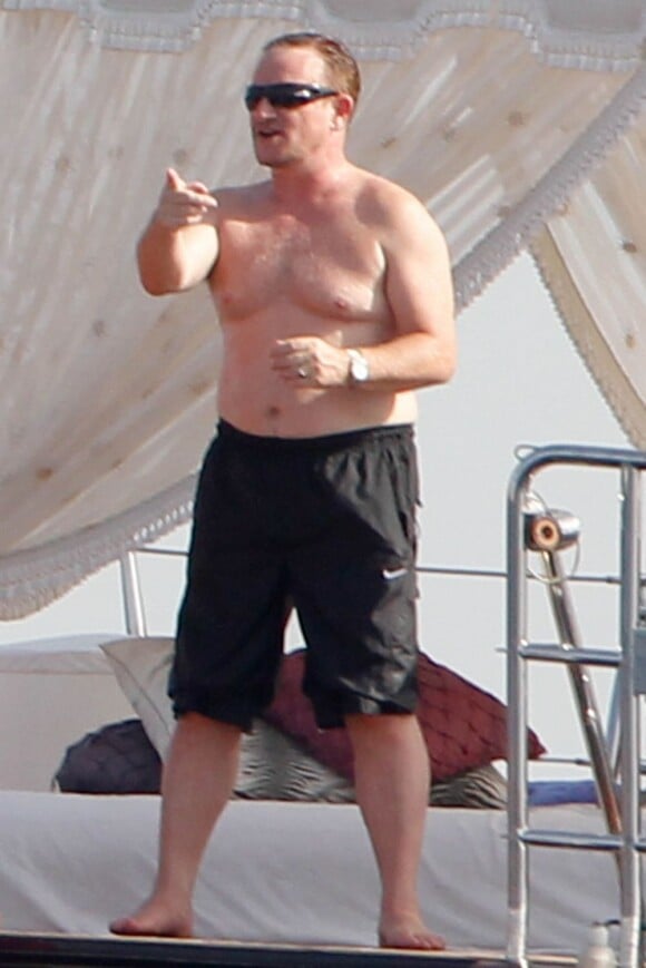 Bono, en vacances avec Matthew McConaughey sur le bateau "Le Cirque Du Soleil", devrait sérieusement se mettre au sport. Ibiza, le 10 août 2012.
